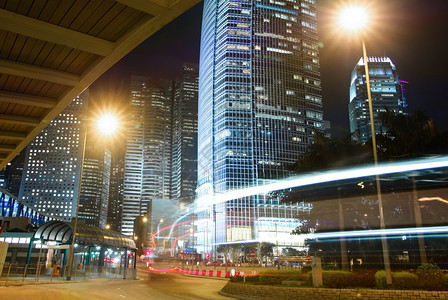 香港的建筑物夜间景象与车动的灯光模图片