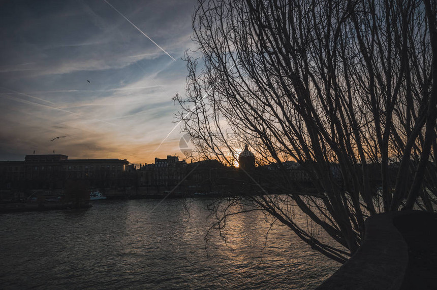 在日落的角度看巴黎的美景图片