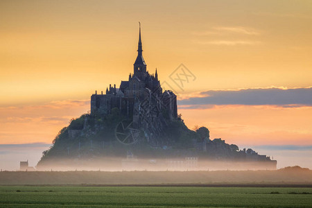 法国北部诺曼底美丽的日出雾光中著名的勒蒙圣米歇尔潮图片