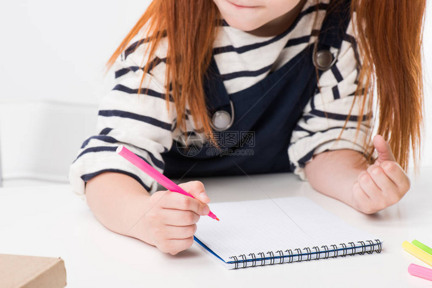 女学生拿着毡尖笔在记本上画的短片图片