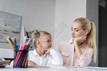 美丽的母亲和女儿在做家庭作业图片
