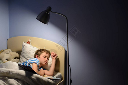 婴儿在床上看书时睡着觉图片