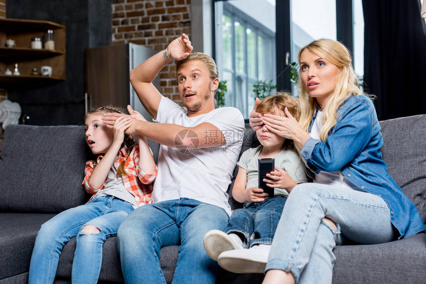有两个小孩在家看电视的情感家庭图片