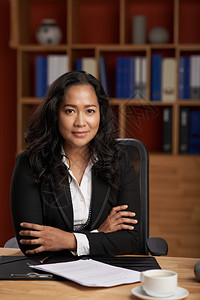 她办公室里的专业律师的肖像图片