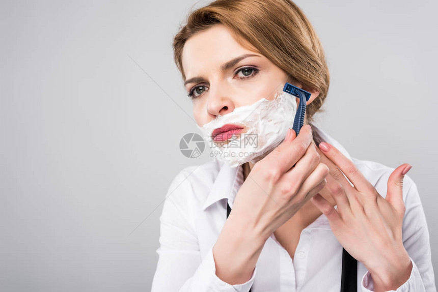 女商人用剃刀刮发泡沫孤立在灰色女图片