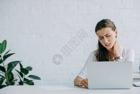 青年女商人在用笔记本电脑工图片