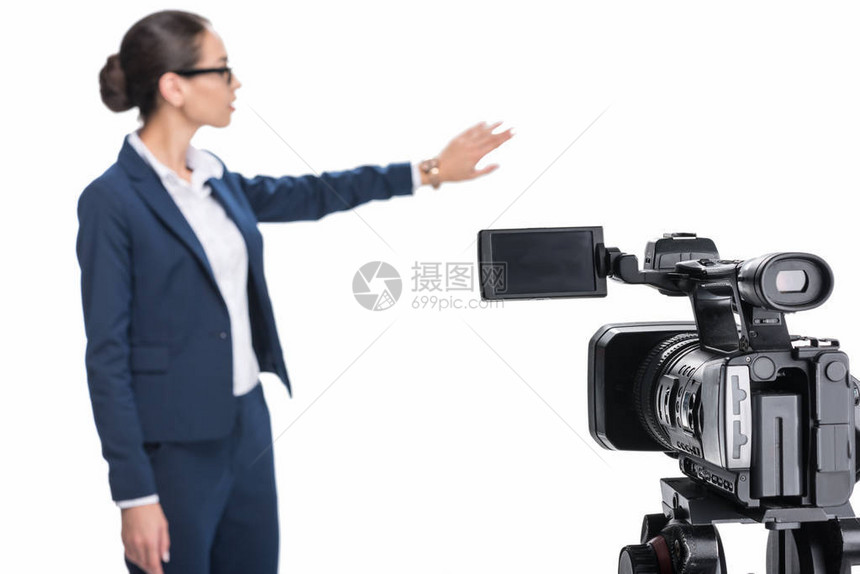 美丽的女新闻播报员在镜头前展示一些东西图片