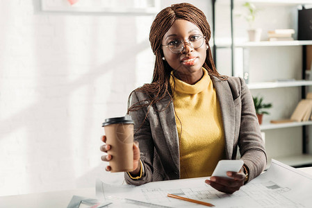 戴着眼镜的非洲裔美国女建筑师拿着咖啡去图片