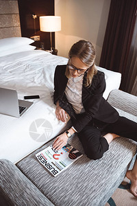 酒店房间眼镜阅读杂志中年轻女图片