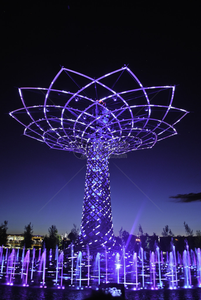 日在2015年世博会村的生命之树喷泉表演以能源为生命为座右铭举办图片