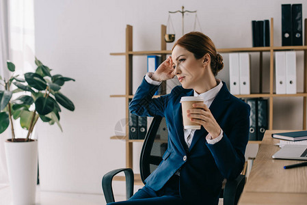 女律师在办公室工作单位喝咖啡图片