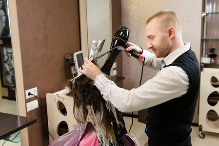 美容院护发和人的概念一位专业美发师在整洁的工作室图片