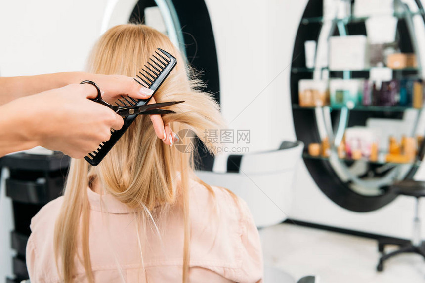 美发师在沙龙修剪头发末端的裁剪图像图片