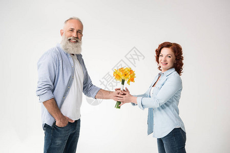 快乐的老年人给妻子送一束花水仙子将图片