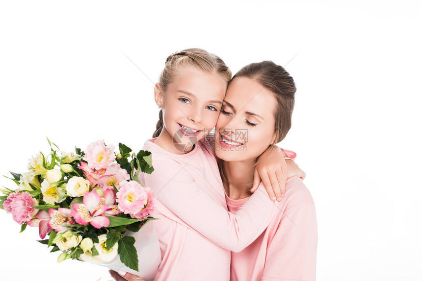 母亲和女儿拥抱并拿着花束给母亲一天在白图片