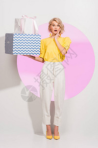 令人惊讶的时装尚女孩在白色和粉色圆圈上穿梭图片