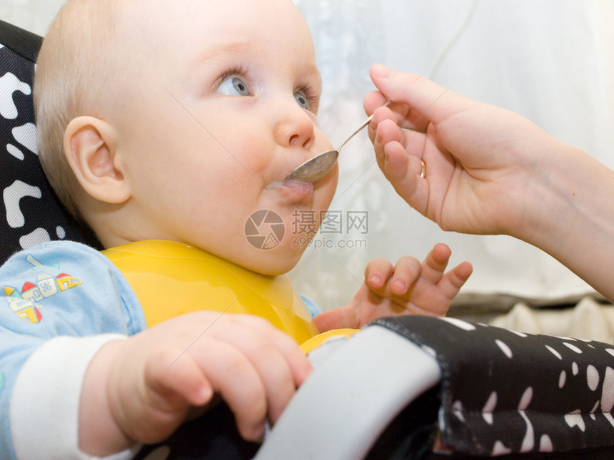 孩子用勺子吃东西图片