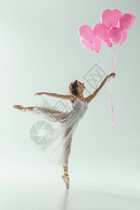 穿着白裙子的芭蕾舞芭蕾舞着粉色气球图片