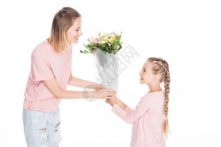 向母亲赠送一束鲜花给母亲用于母亲节图片