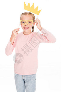 玩狂欢节纸板眼镜和皇冠的微笑儿童图片