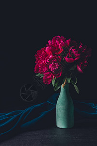 深色背景花瓶中粉红小图片