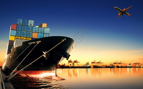 集装箱船在进出口港对抗装船场美丽晨光用于货运和图片