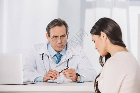 男重男医生和女病人在诊图片
