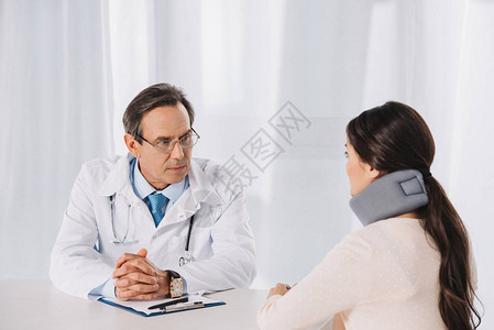 医生坐着和病人说话图片