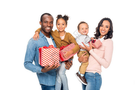 欢乐的非洲家庭拿着礼物和笑着微笑在镜头中被图片