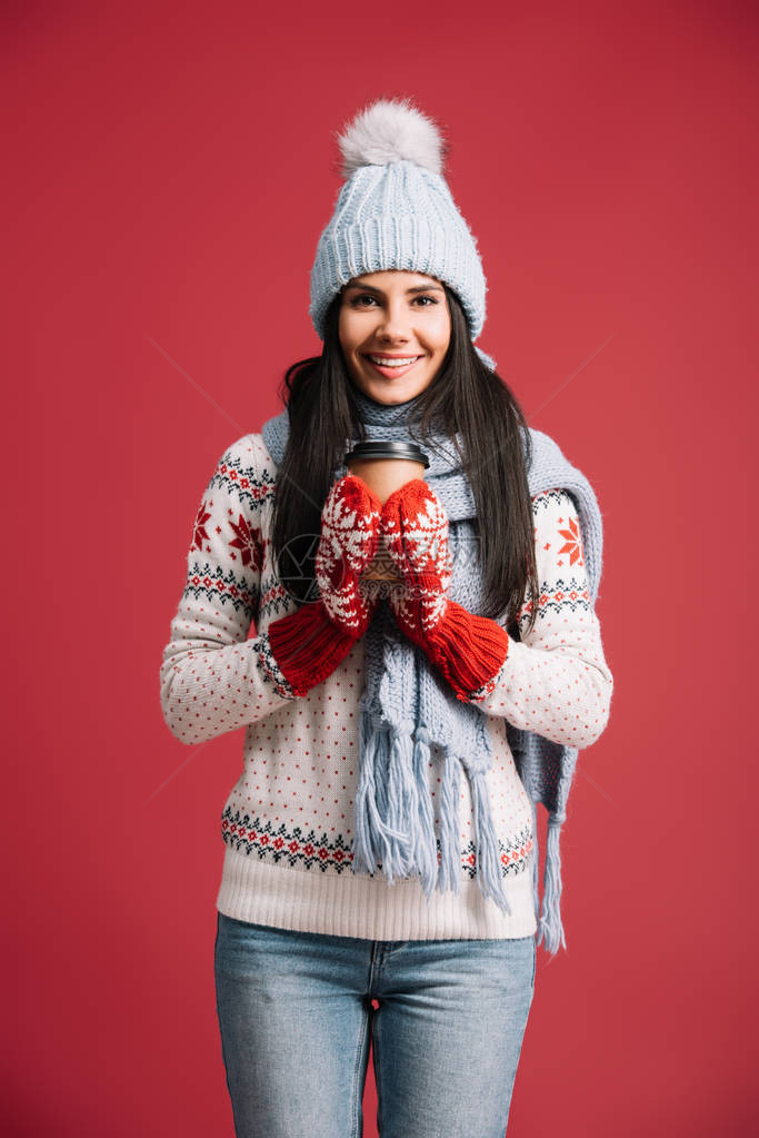 戴着冬帽围巾和手套的微笑着妇女图片