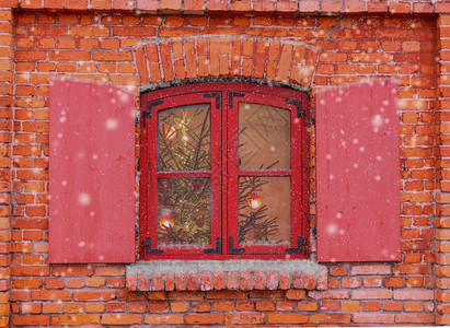 旧砖房正面的红窗圣诞背景冬窗圣诞装饰图片