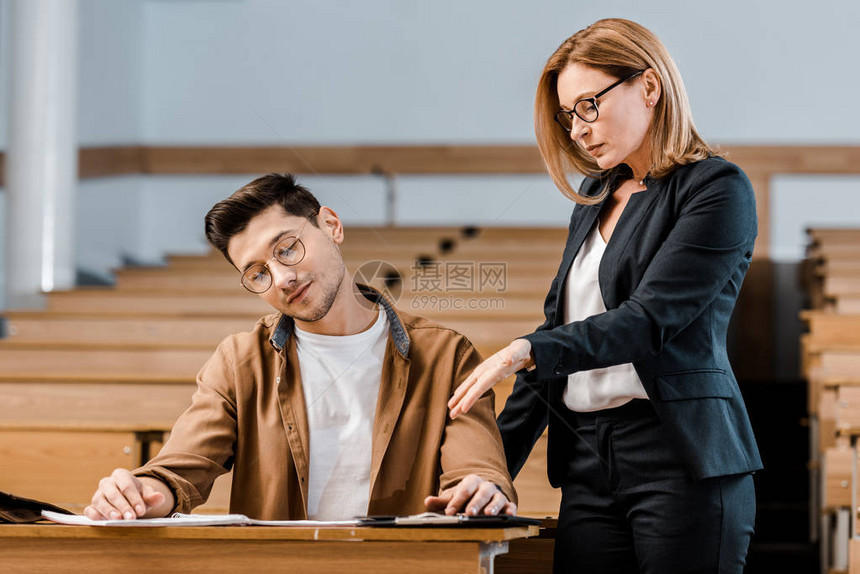 女大学女教师在课堂眼镜写作考试中看男图片