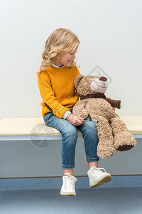可爱的小女孩对泰迪熊图片