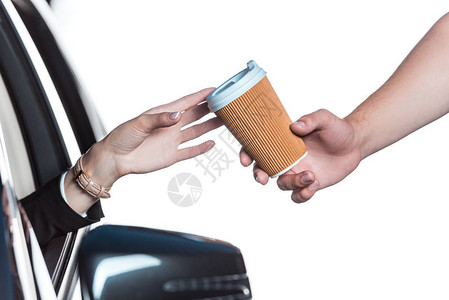 向汽车客户端倒咖啡杯的员工们拍图片