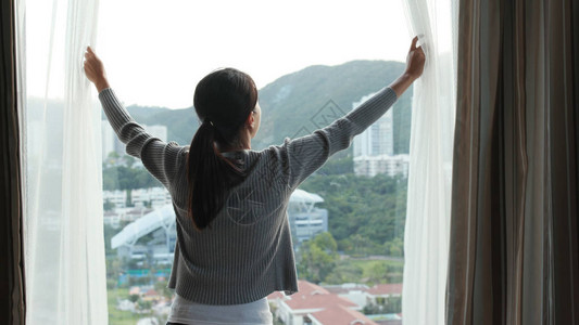 女人在家里打图片