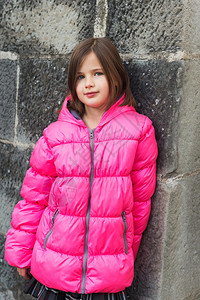 外出肖像一个可爱的小女孩穿着明亮温暖图片