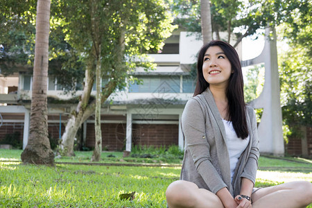 漂亮的亚洲女人肖像天然化妆的年轻女成人在公园里放松迷人的少年在花园里图片