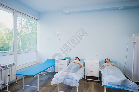 女病人睡在医院病房的病床上图片