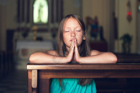 孩子在教堂祈祷图片