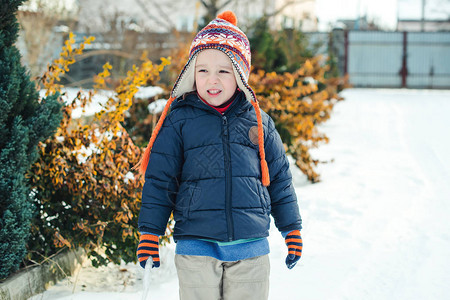 小男孩在冬天户外散步图片