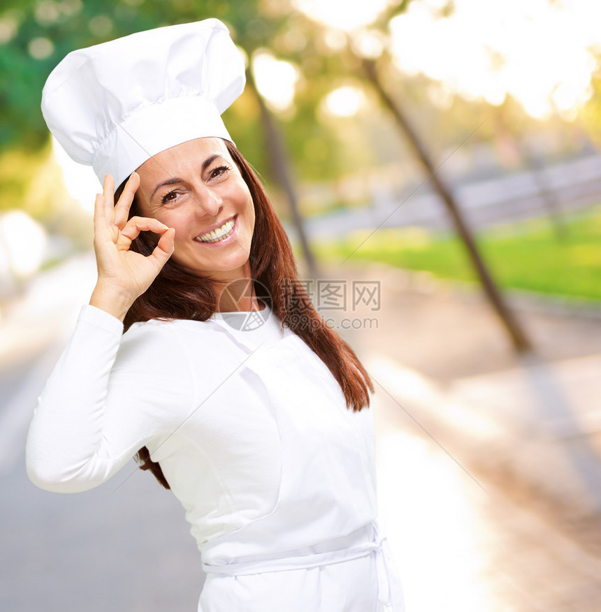 女厨师打手势户外图片