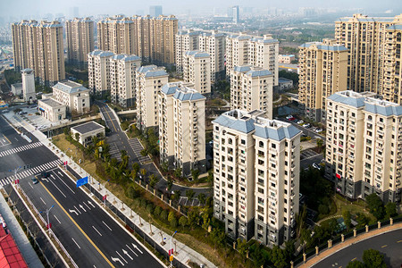 上海区上空有公路和高楼建图片