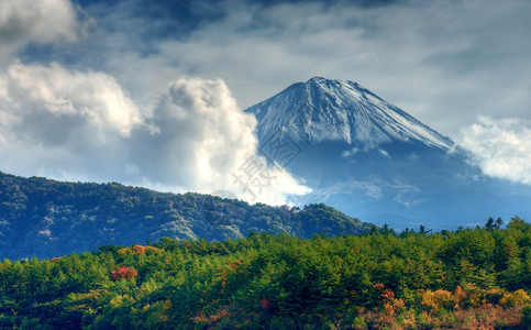 日本山梨县阴天的富士山图片