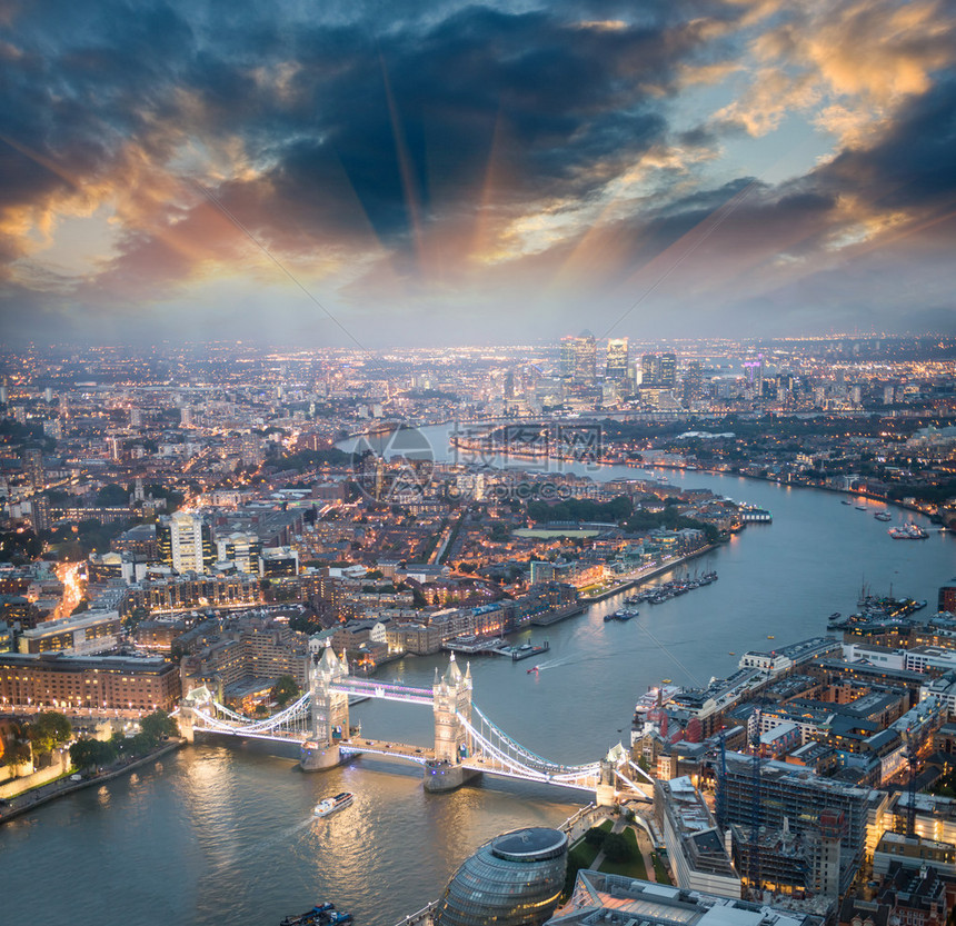 伦敦黄昏时空塔桥的空中景象与美图片