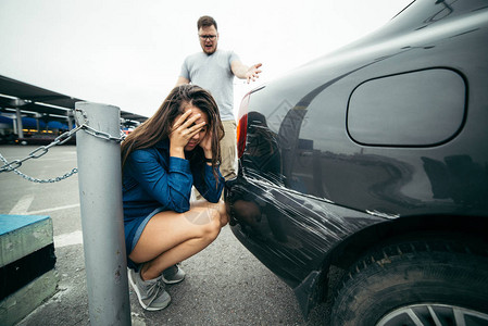 男人因为车被刮伤对女人喊叫而悲伤的女人图片