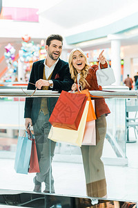 年轻夫妇在购物商场逛街购物图片