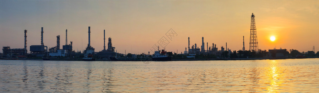 美丽的日出景象与石油天然气精炼工业区和海图片