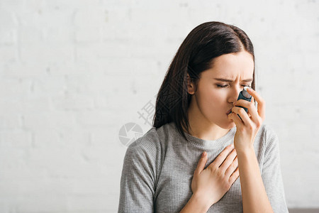 在家使用哮喘吸入图片