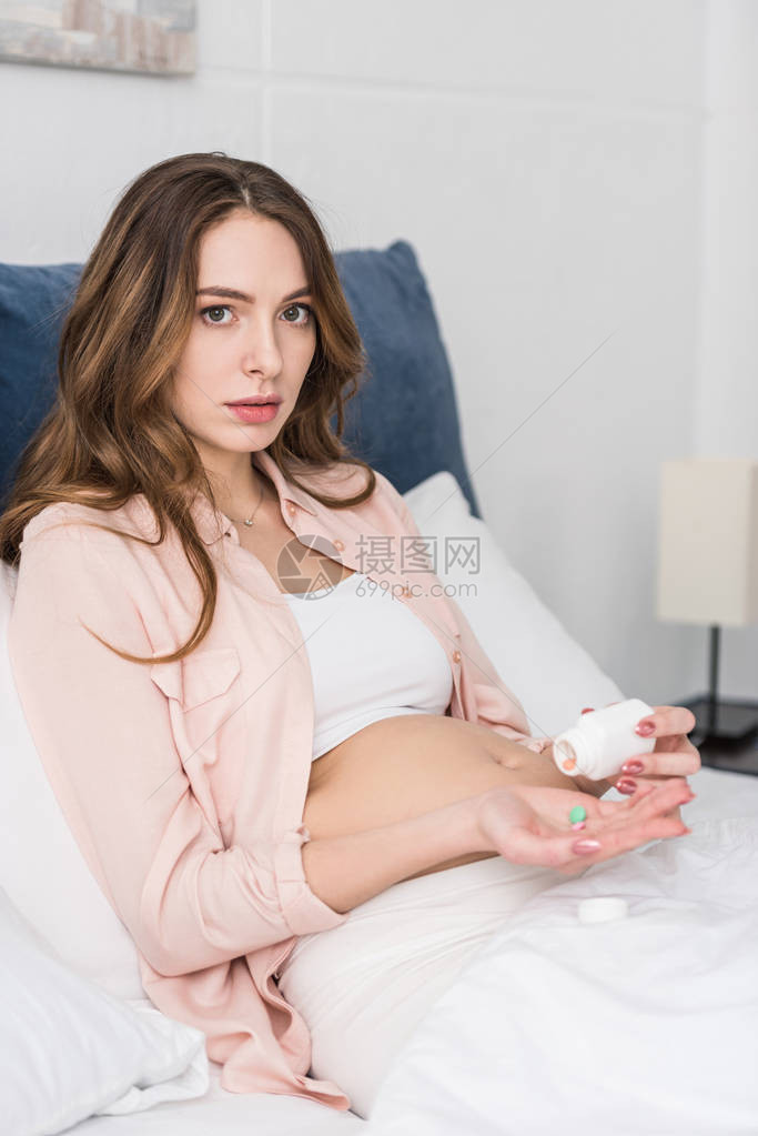 孕妇躺在床上吃药图片