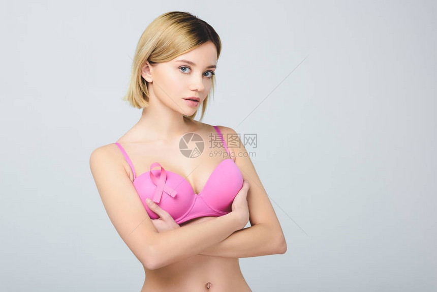 有吸引力的年轻女子用粉红胸罩和乳癌宣传带图片